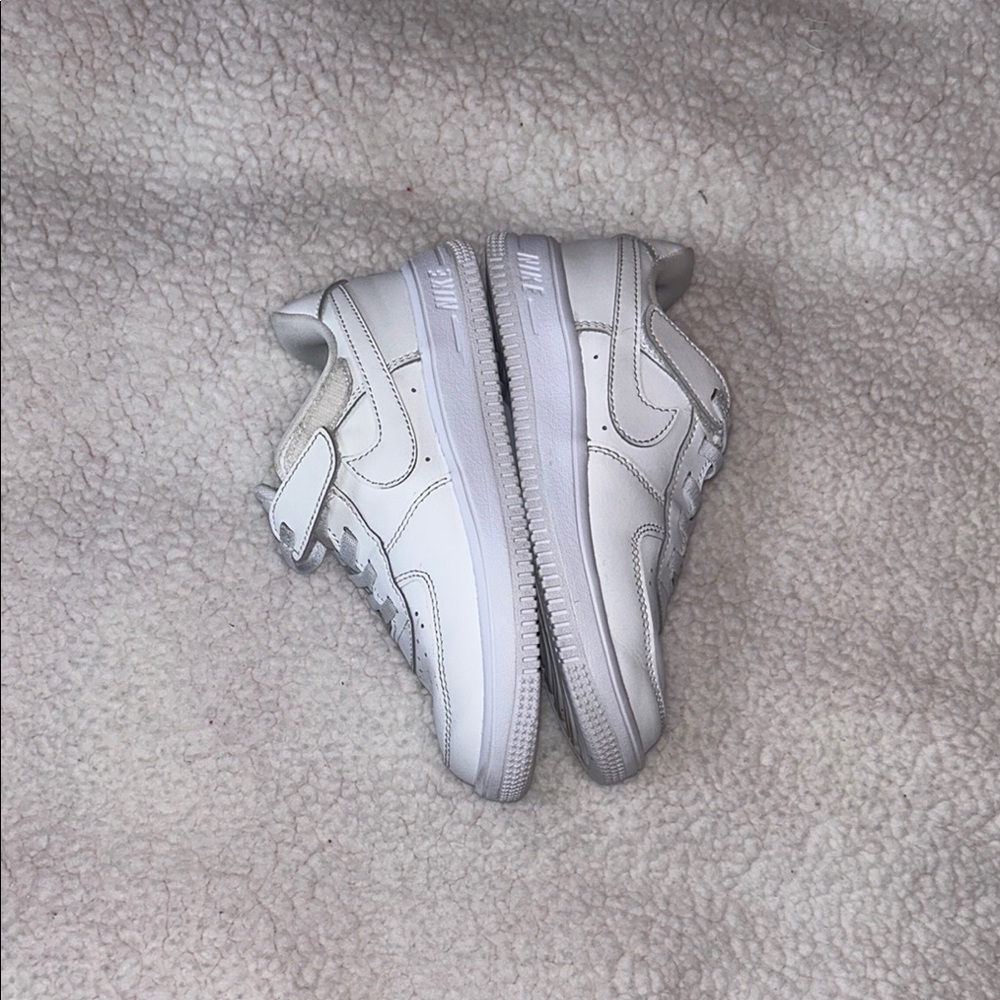 Nike White Sneakers Low-Top Leather Design - Picture 8 of 8